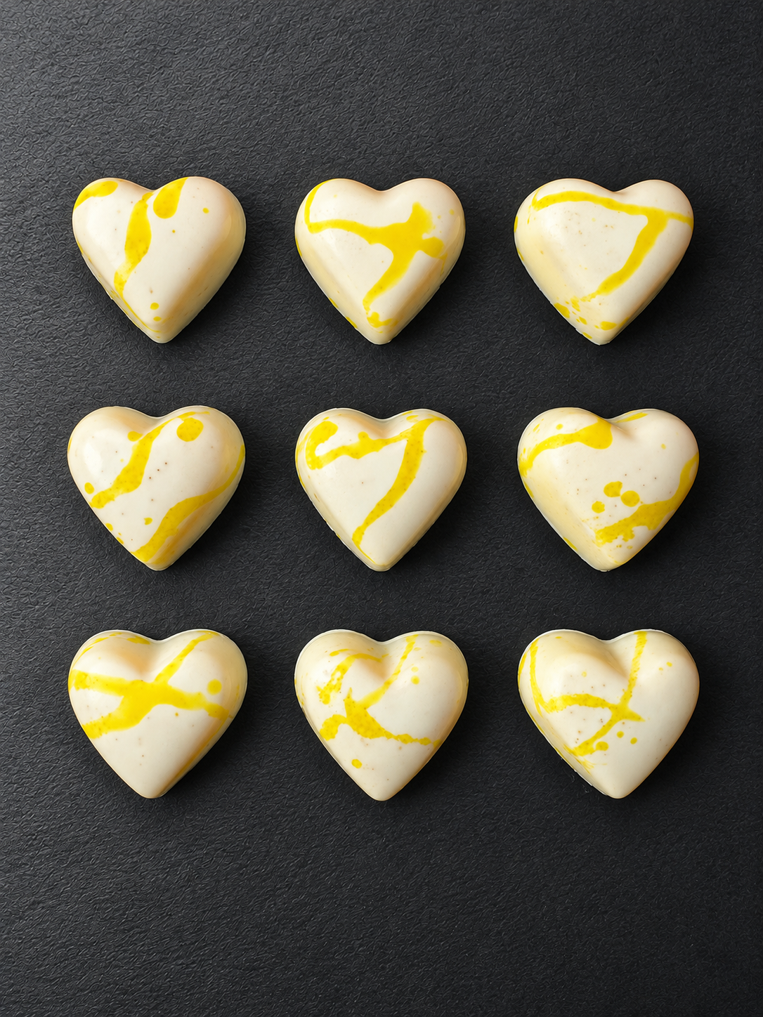 Bombons de xocolata blanca, mel i llimona en forma de cor
